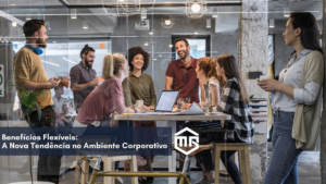 Grupo de colaboradores diversos em um ambiente de escritório moderno, interagindo de forma descontraída em torno de uma mesa de reunião. A imagem representa o conceito de benefícios flexíveis no ambiente corporativo, promovendo um ambiente inclusivo e colaborativo.